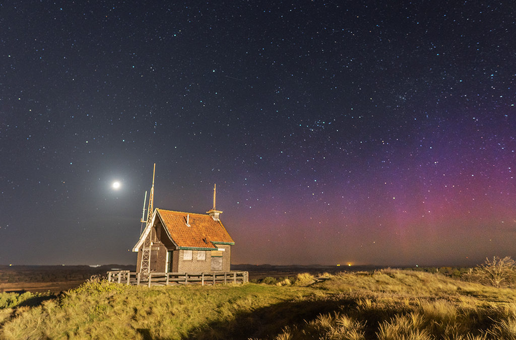 Noorderlicht en de maan vanaf Terschelling bij een seinhuisje (16/17 april 2021). Foto: Marjolein van Roosmalen