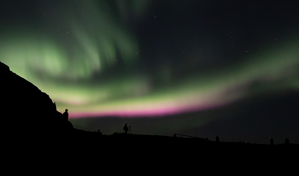 Groen noorderlicht met paars / roze onderrand