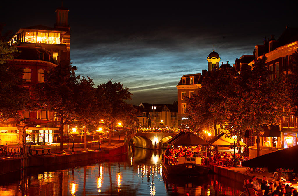 Lichtende nachtwolken op 21 juni vanuit Leiden. Foto: Toine Westen
